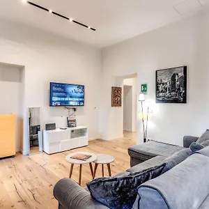 https://stylish-big-flat-in-piazza-del-popolo.it-romehotels.com